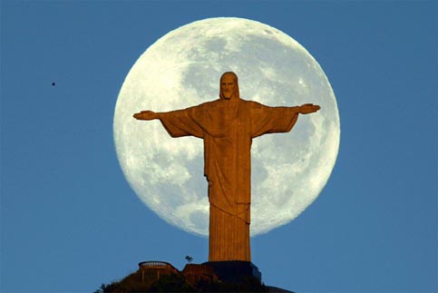 Cristo Redentor na frente da Lua de Antonio Gauderio