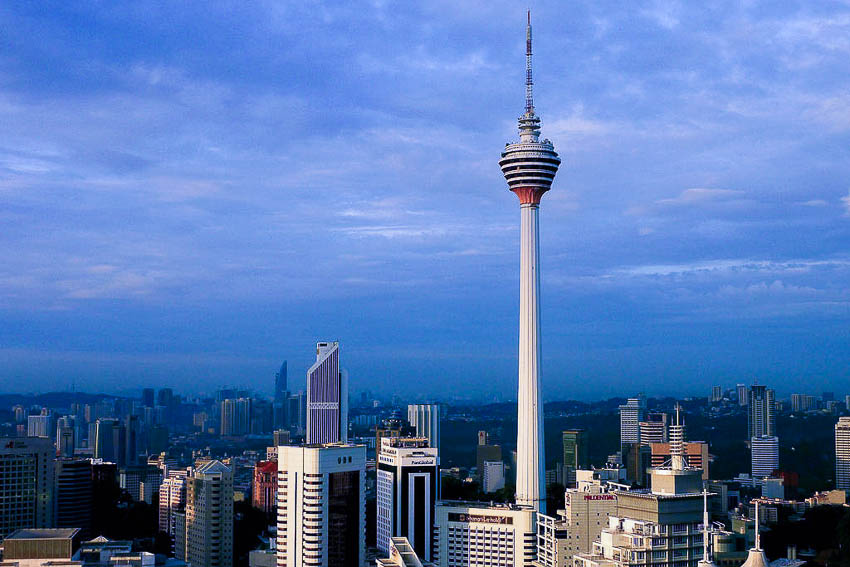 Torre em Kuala Lumpur é a 5º mais alta do mundo, com 421 metros! (foto: Reprodução/Wikipédia)