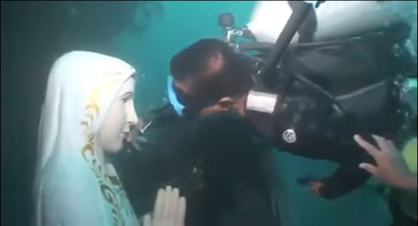 Milagre! Mergulhadores encontram estátua de Nossa Senhora intacta no fundo do mar! Verdadeiro ou falso? (foto: Reprodução/YouTube)