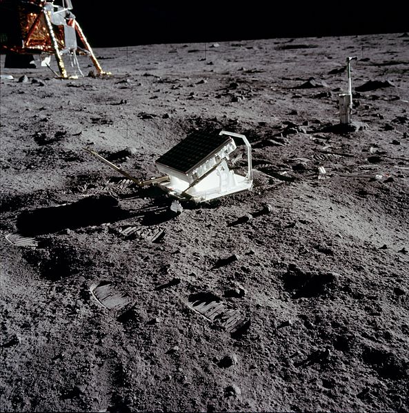 Refletores instalados no solo lunar pelos astronautas da NASA! (foto: Wikipédia)