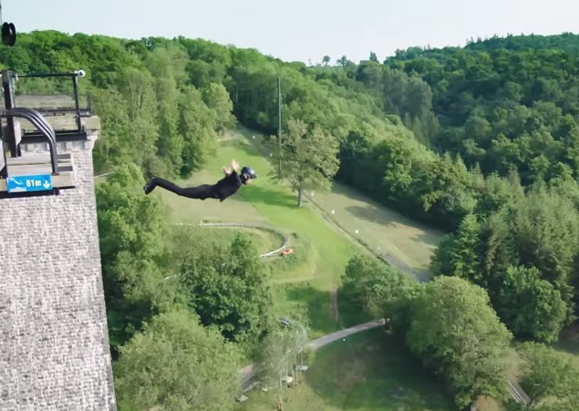 Empresa faz o primeiro bungee jump sem fios do mundo! Será? (foto: Reprodução/YouTube)