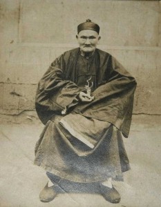 Uma das poucas "provas" da existência do mestre Li Ching-Yuen. Quantos anos ele aparenta ter nessa imagem? (foto: Reprodução/Wikipédia)