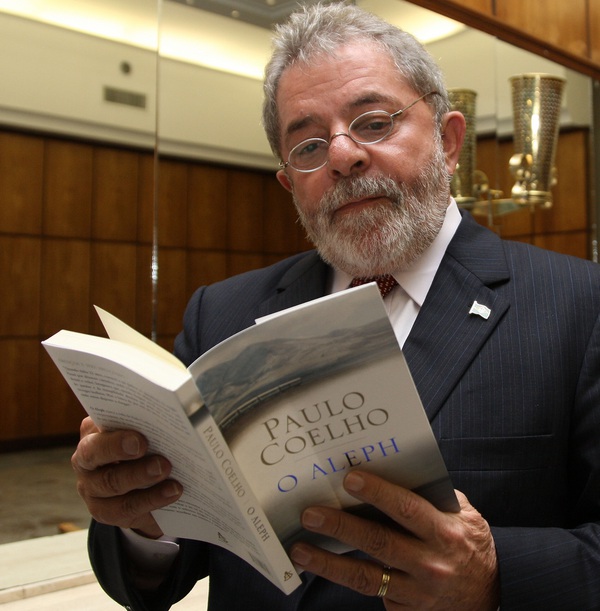 Lula e o livro de Paulo Coelho - Foto original