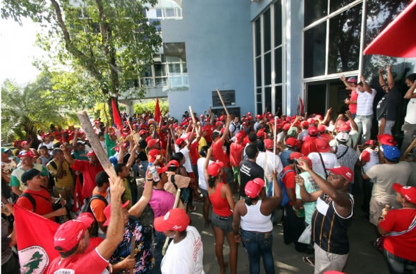 Grupo de manifestantes em frente à Secretaria de Segurança Pública da Bahia (foto: Reprodução)