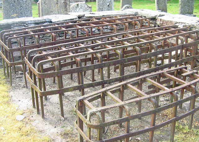 Mortsafes em um pátio da igreja em Logierait , Perth e Kinross , Escócia. (foto: Wikipédia)