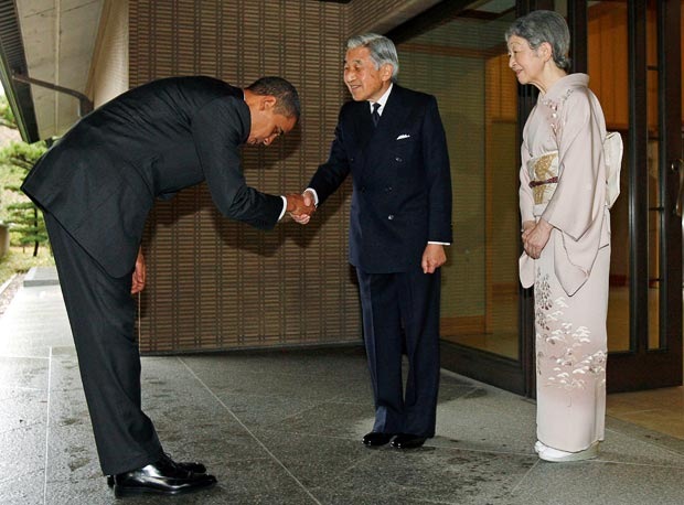 Obama cumprimenta o imperador do Japão! (foto: reprodução/Facebook)