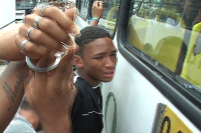 O rapaz que estava chorando no ônibus era um assaltante! Que coisa, né? (foto: Reprodução/Alex Diaz – Anjos Guardiões)