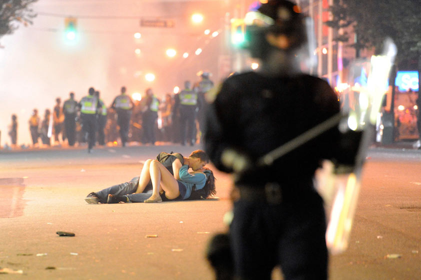 Casal em Vancouver namora na rua durante confronto