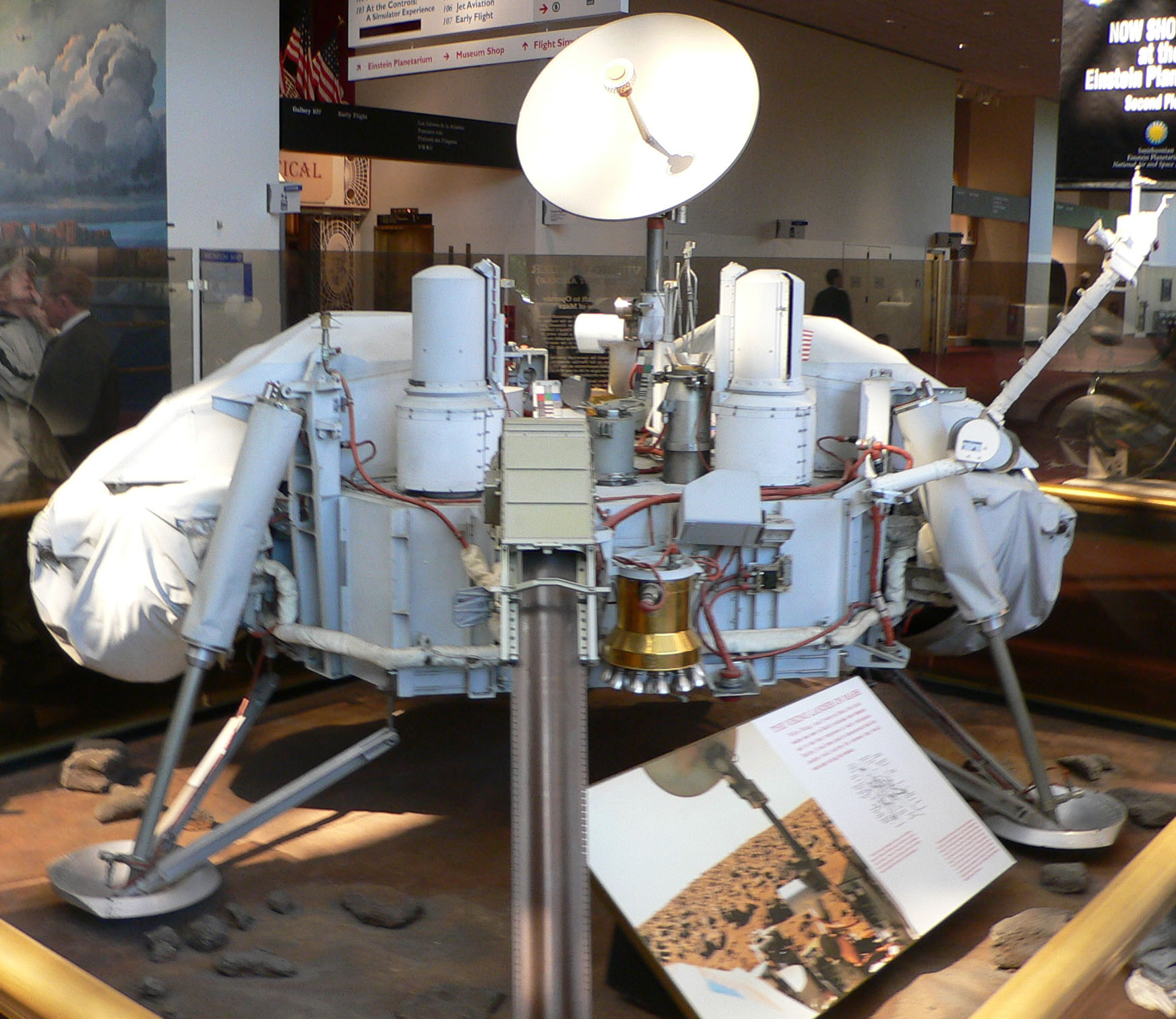 Podemos perceber nessa réplica da Sonda Viking que ela não possui rodas! (foto: Reprodução/Wikipédia)