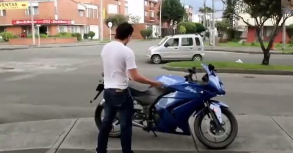Acidente envolvendo uma moto! Verdadeiro ou falso? (foto: reprodução/YouTube)