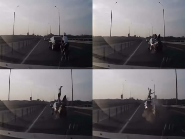 Motociclista dá um salto e cai em pé no teto de um carro na Rússia!