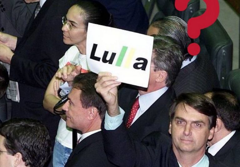 Foto mostra Jair Bolsonaro segurando um cartaz de apoio a Lula?