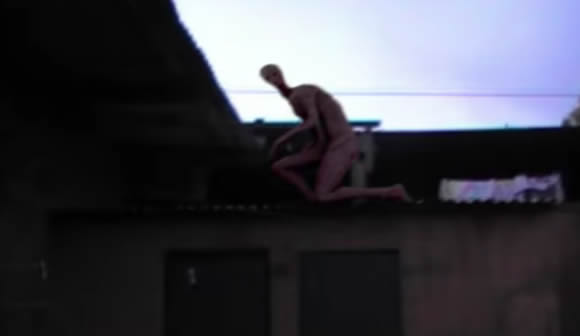 Extraterrestre teria sido filmado no telhado de uma fazenda no México! Será verdade? (foto: Reprodução/YouTube) 