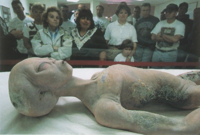 O Vaticano teria liberado o corpo de um alienígena para a visitação pública! Será verdade? (foto: Reprodução/Facebook)