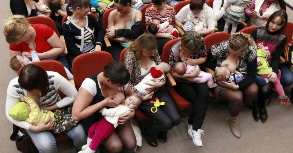 Mamães estão proibidas por lei de dar de mamar aos filhos em público? (foto: Reprodução/Facebook)