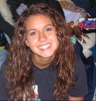 Família de Ashley Flores procura deseperadamente a garota desaparecida há 2 semanas