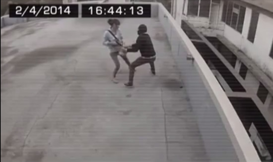 Assaltante tenta roubar a bolsa de uma moça e acaba levando um tiro na cabeça! Verdade ou farsa? (foto: reprodução/Facebook)