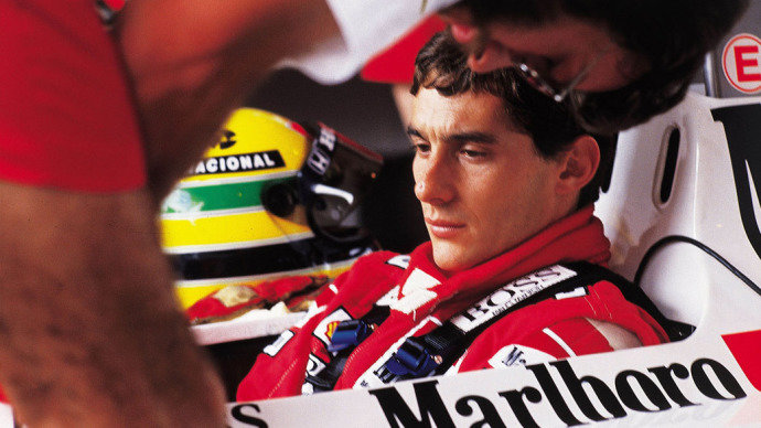 Ayrton Senna teria sido assassinado com um tiro segundos antes de bater na curva Tamburello! Será? (foto: Reprodução/Facebook) 
