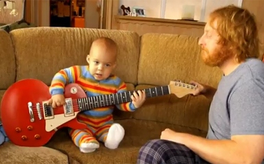 Baby Guitar – Bebê toca guitarra melhor que gente grande!