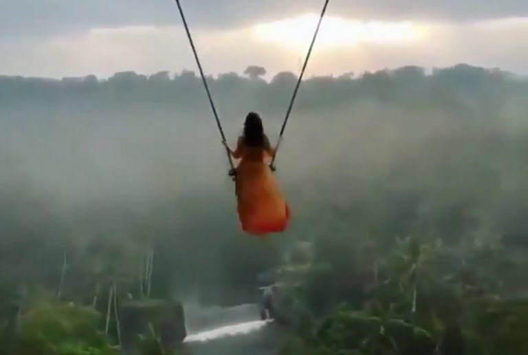 Mulher se balança a centenas de metros de altura na Indonésia! Será verdade?
