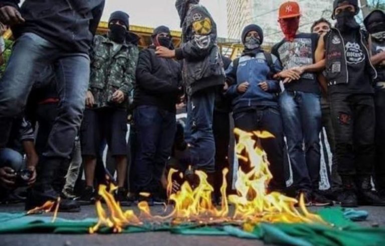 Bandeira do Brasil foi queimada por manifestantes durante os atos ocorridos no domingo?