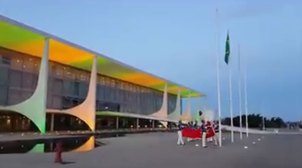 Planalto hasteia bandeira vermelha ao lado da do Brasil! Será?