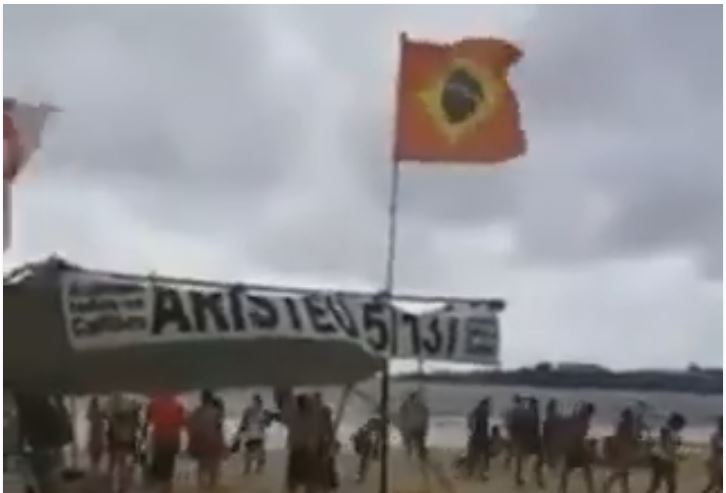 A bandeira do Brasil vermelha foi hasteada em Copacabana?