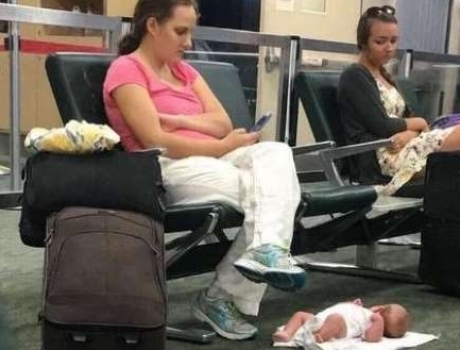 Mulher troca o calor humano de seu bebê pra jogar no celular! Será verdade? (foto: Reprodução/Facebook)