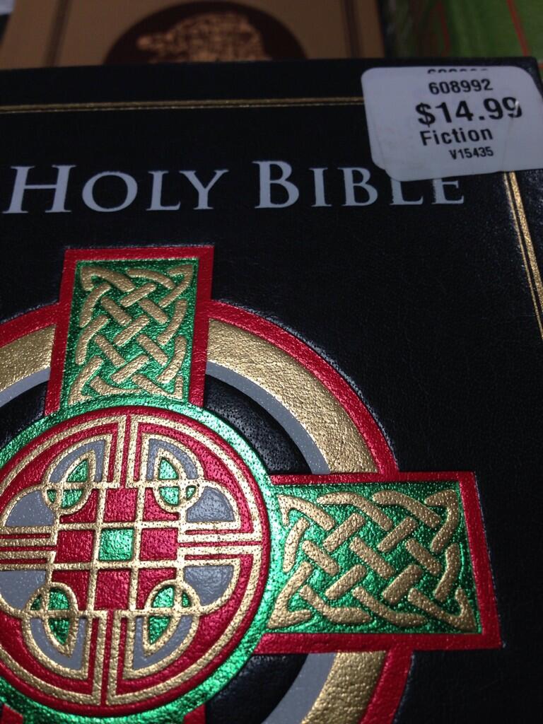 Loja estaria vendendo bíblias na seção de ficção! Será? (foto: Reprodução/Twitter)