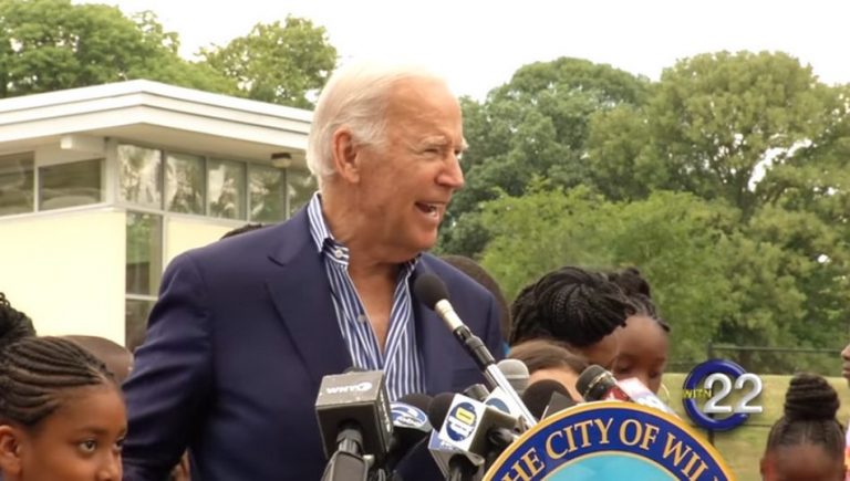 Discurso de Joe Biden sobre “crianças pulando no colo” é verdadeiro ou falso?