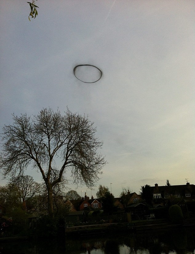 Estudante teria flagrado um estranho anel no céu com seu iPhone! Será verdade? (foto: Reprodução)