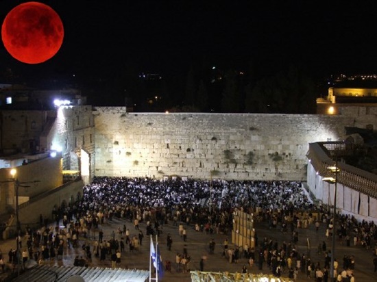 Perceba a lua vermelha sobre o muro das lamentações em Jerusalém!
