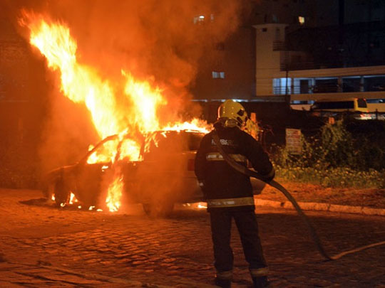 Homem incendeia o carro ao pensar que tinha acertado na Mega Sena?