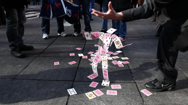 Greatest Card Trick Ever - Incrível mágica com baralhos na rua!