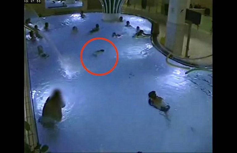 Um vídeo mostra um garotinho se afogando sem ninguém fazer nada?