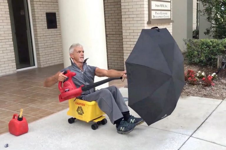 Um zelador construiu um veículo usando um soprador de folhas e um guarda-chuva?