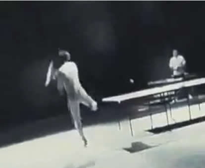 Bruce Lee jogando tenis!