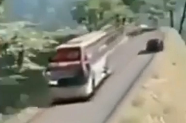 Vídeo mostra um ônibus manobrando à beira do precipício! Será verdade?