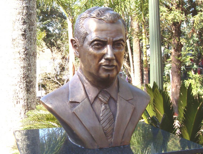 Governo brasileiro inaugura estátua em homenagem ao traficante executadona Indonésia! Será verdade? (foto: Reprodução/Facebook)