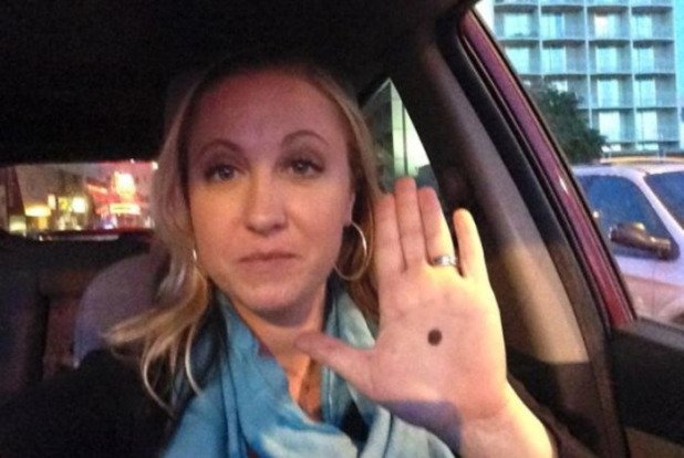 Marca na palma da mão seria um código secreto para denunciar abusos domésticos! Será verdade? (foto: Reprodução/Facebook)