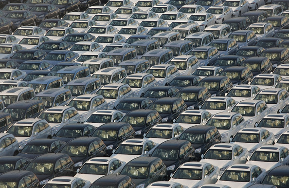 Milhares de carros estão abandonados pelas montadoras! Será verdade? (foto: Reprodução/Facebook)