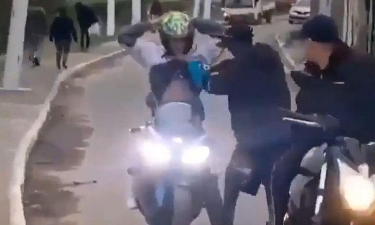Vídeo mostra um flagrante de roubo de moto em plena luz do dia?