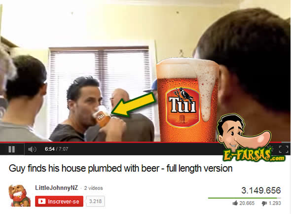 Note que o rapaz segura o copo de maneira a destacar a marca da cervejaria! (foto: Reprodução/YouTube)