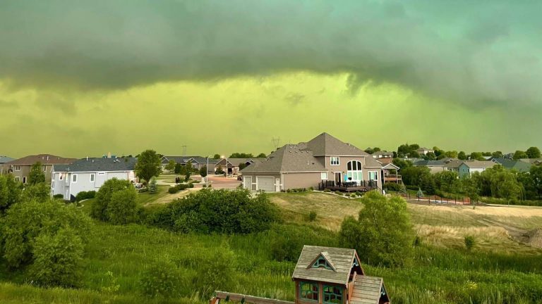 É verdade que o céu ficou verde em tempestade na Dakota do Sul? 