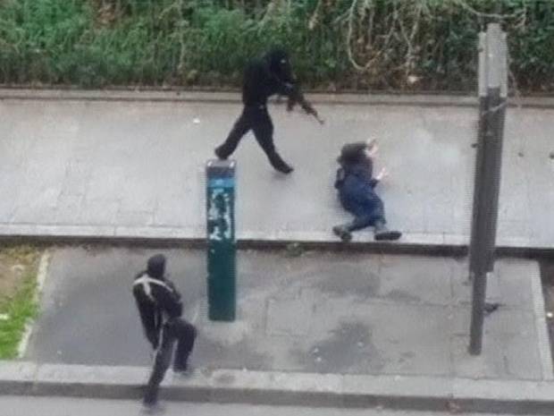 Terrorista atira em policial desarmado em calçada de Paris! Seria tudo isso uma encenação?