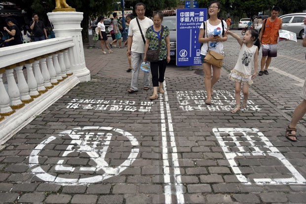 Cidade chinesa agora possui calçadas próprias para usuários de smartphone! Será verdade? (foto: Reprodução)
