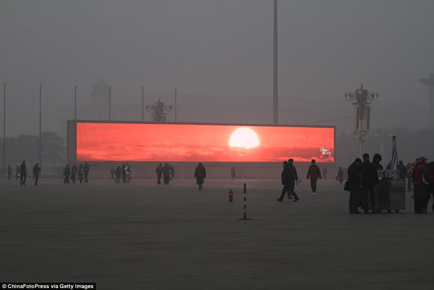China transmite o nascer do sol em telões por causa da poluição! Será verdade? (foto: Reprodução/Facebook)