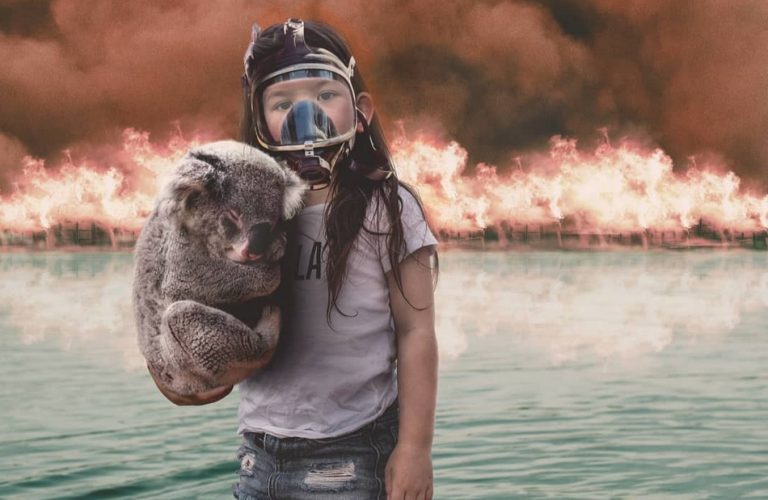 Foto de uma menina usando máscara e segurando um coala é verdadeira ou falsa?