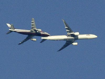 Fotos mostram a colisão entre dois aviões em pleno ar!