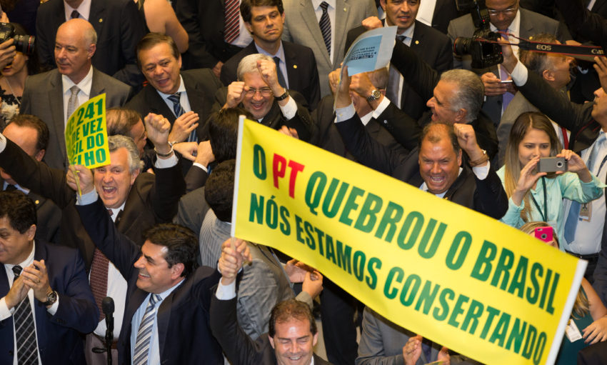 Brasília- DF 10-10-2016 Deputados comemoram a aprovação da PEC 241 no plenário da câmara. Foto Lula Marques/Agência PT